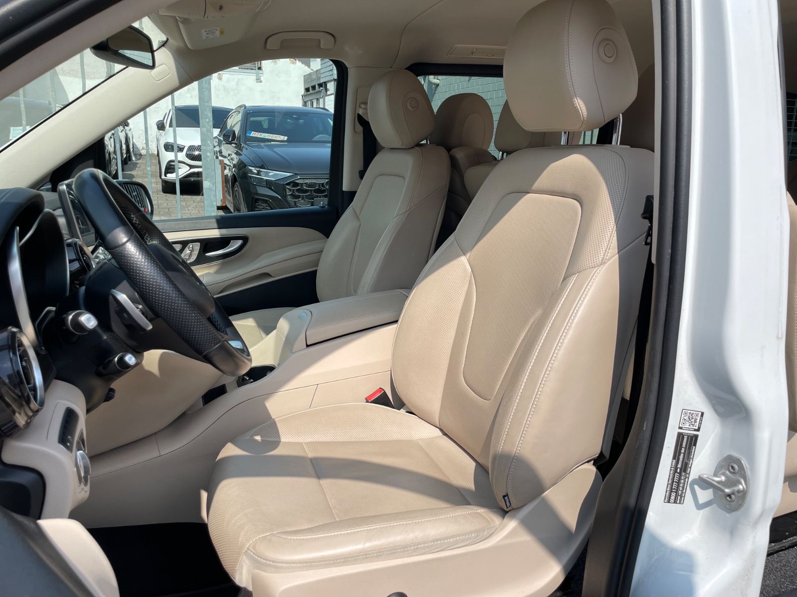 Fahrzeugabbildung Mercedes-Benz V 300 d Lang Avantgarde AMG-Line |Burmester|360°