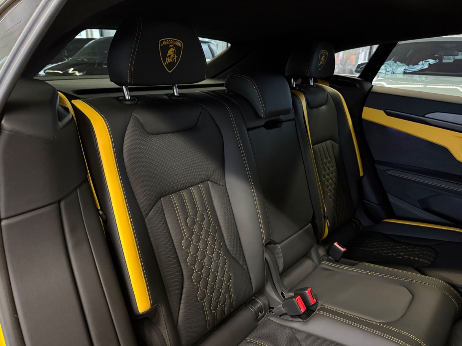 LAMBORGHINI Urus - 14