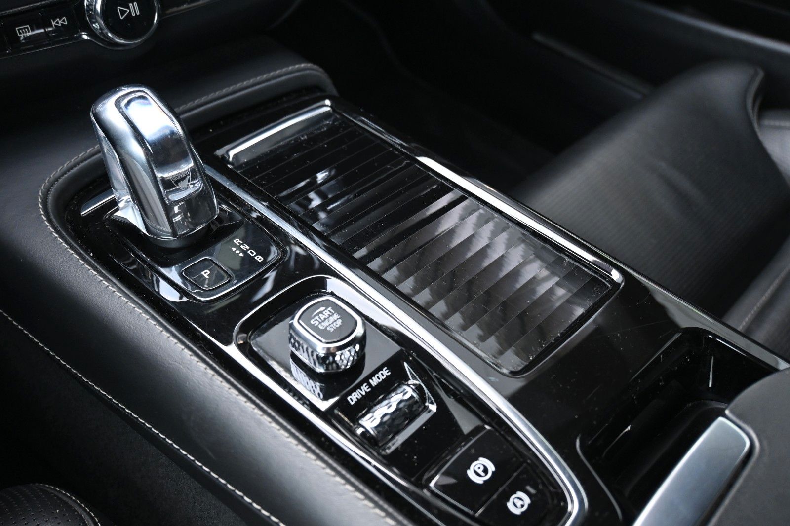 Fahrzeugabbildung Volvo S90 Lim.R-Design Plug-In Hyb. AWD*B&W*LUFT*MASS*