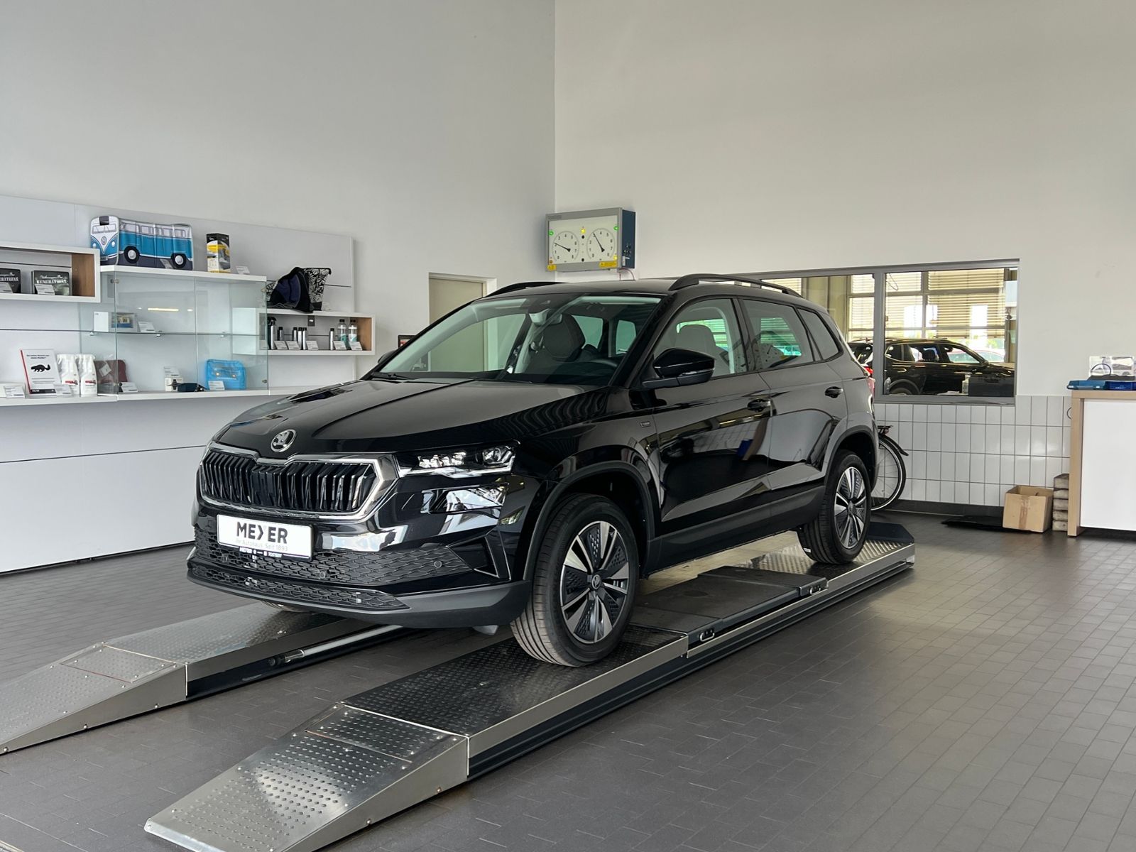 Fahrzeugabbildung SKODA Karoq Tour 1.5 TSI DSG *AHK, Matrix-LED*