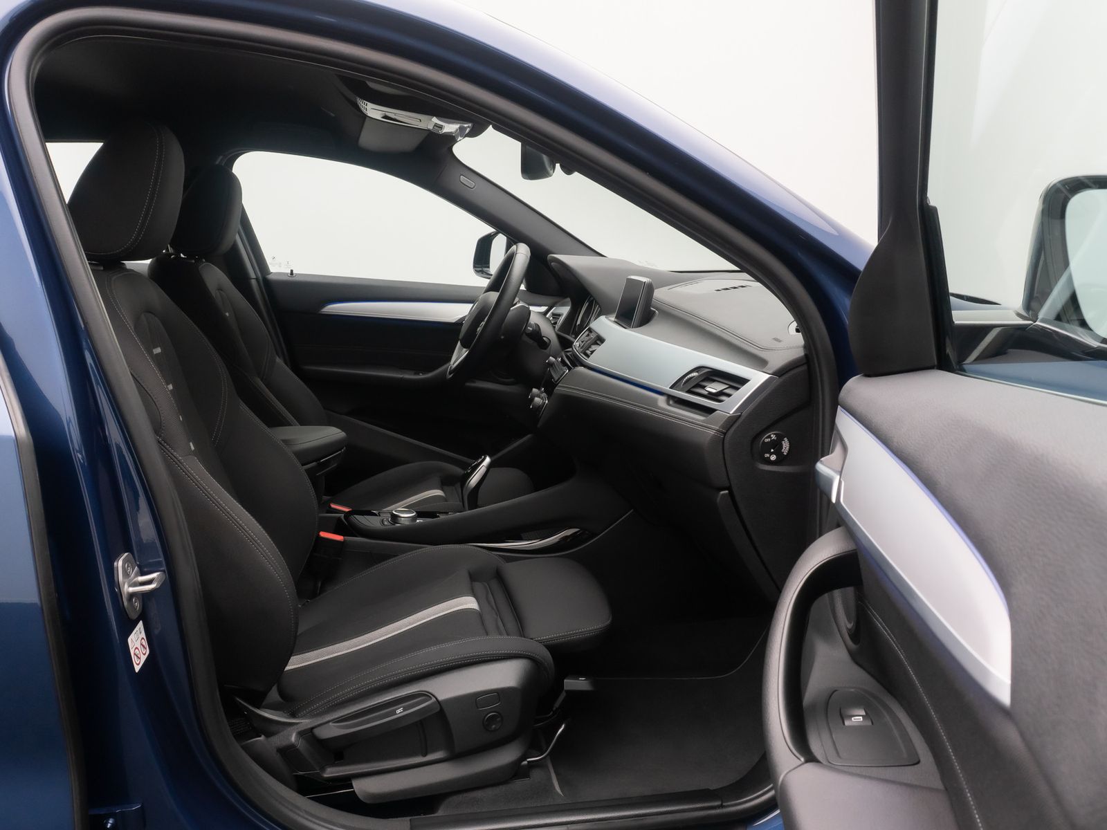 Fahrzeugabbildung BMW X2 sD18i GeschwindigReg DAB ParkAs Sportsitz 18"