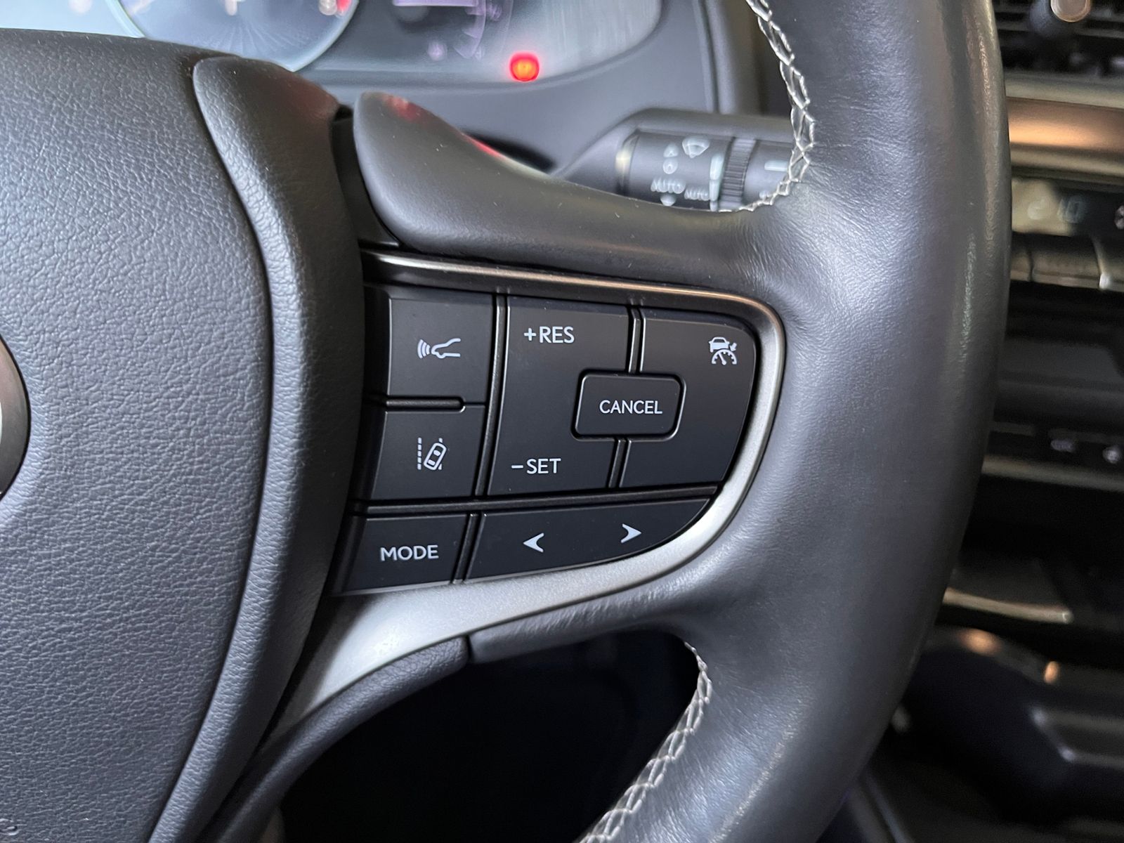 Fahrzeugabbildung Lexus UX 250 h Launch Edition LED NAV SHZ RFK