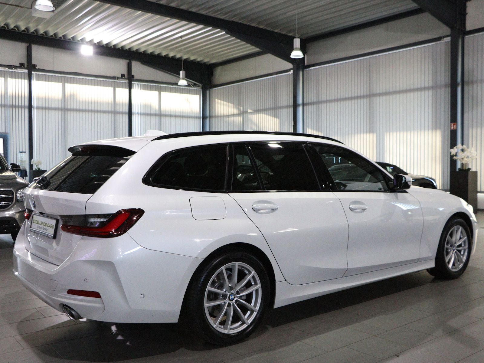BMW 318d Touring SHADOW LEDER CURVED LED 3-ZONEN foto 11