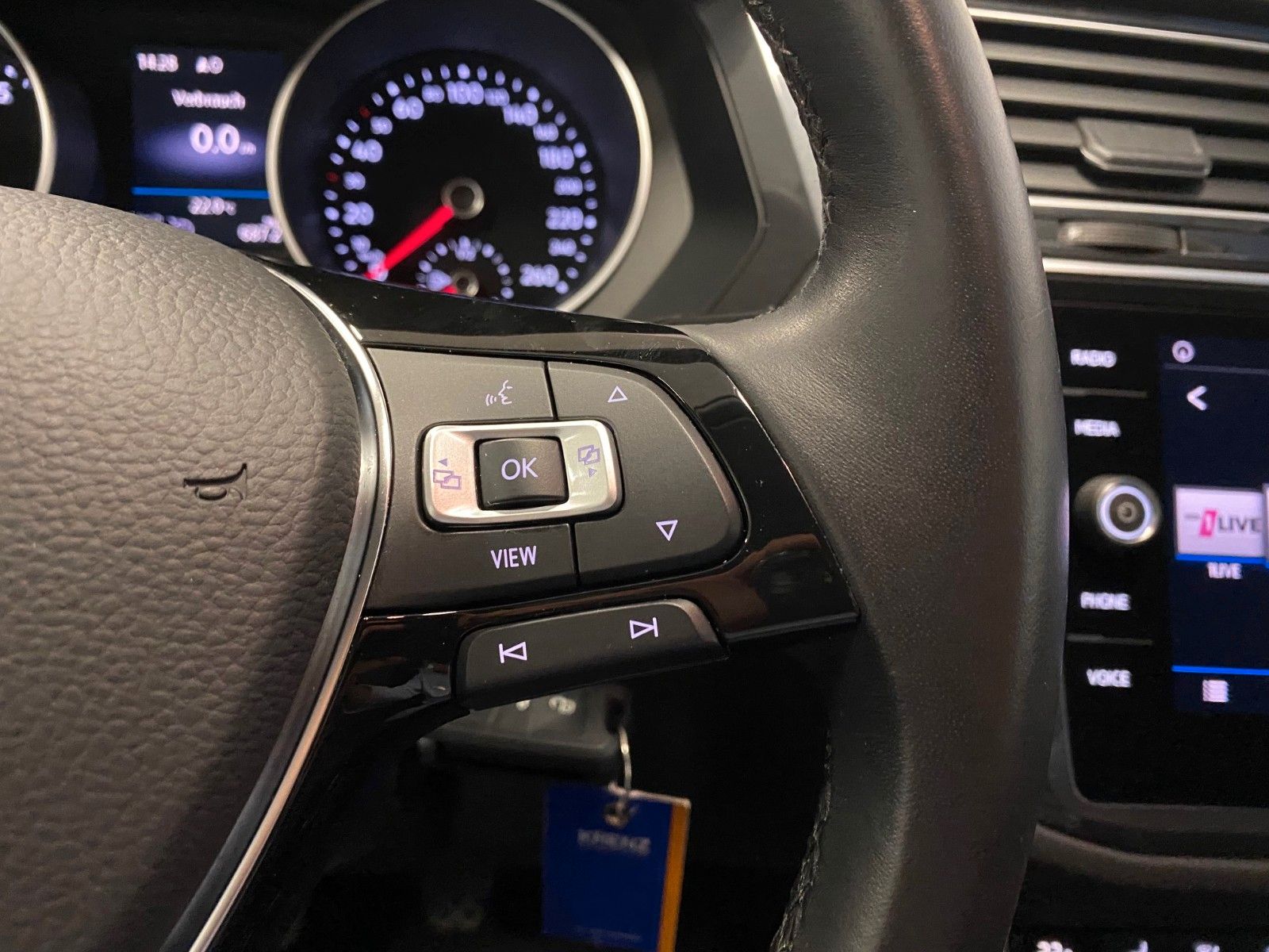 Fahrzeugabbildung Volkswagen Tiguan 1.5 TSI Comfortline+AHK+NAVIGATION+ACC+CD