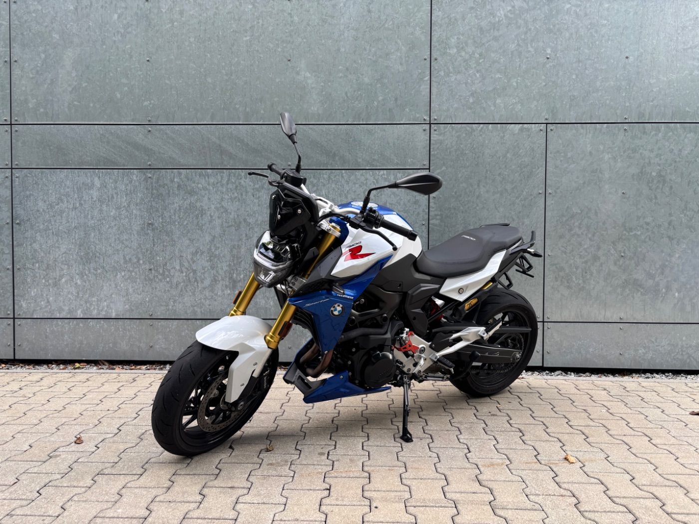Fahrzeugabbildung BMW F 900 R Style Sport mit kurzem Kennzeichenhalter