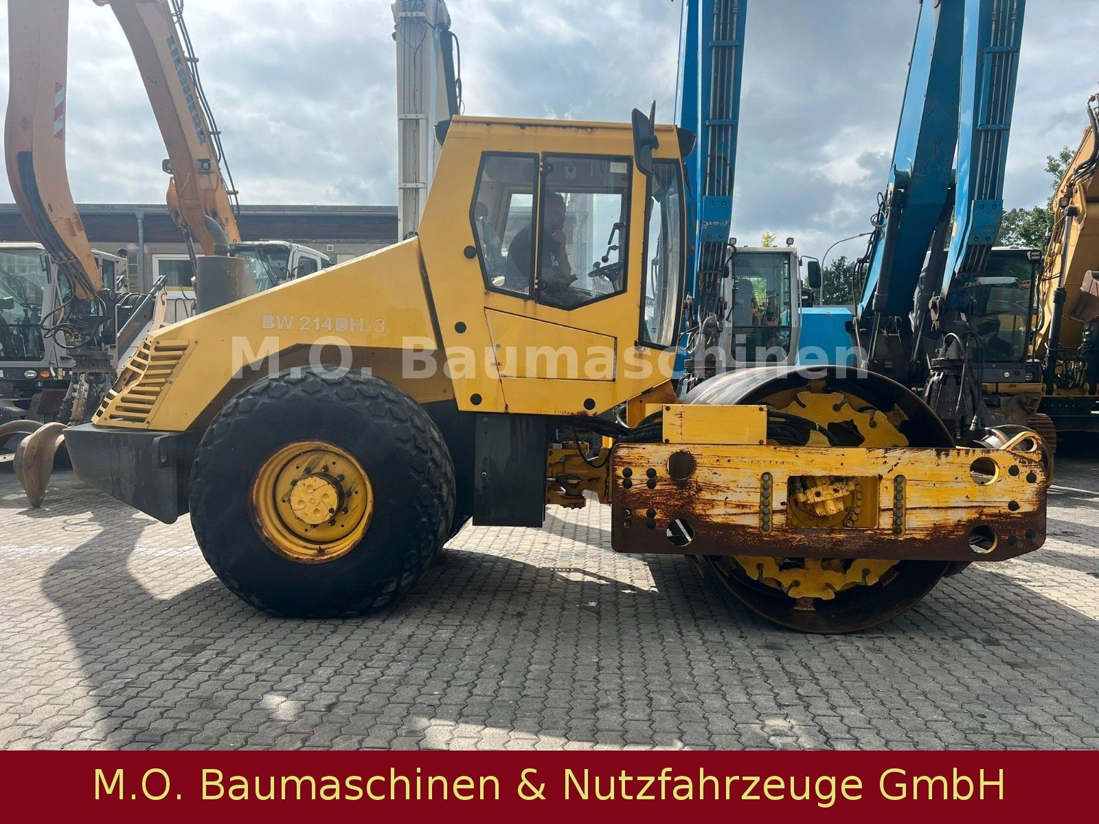 Fahrzeugabbildung BOMAG BW 214 DH-3 / 14 T / Walzenzug /