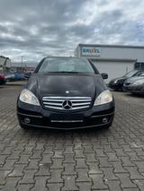 Mercedes-Benz A 180*Navi*Scheckheft* - Mercedes-Benz A 180 Gebrauchtwagen in Augsburg