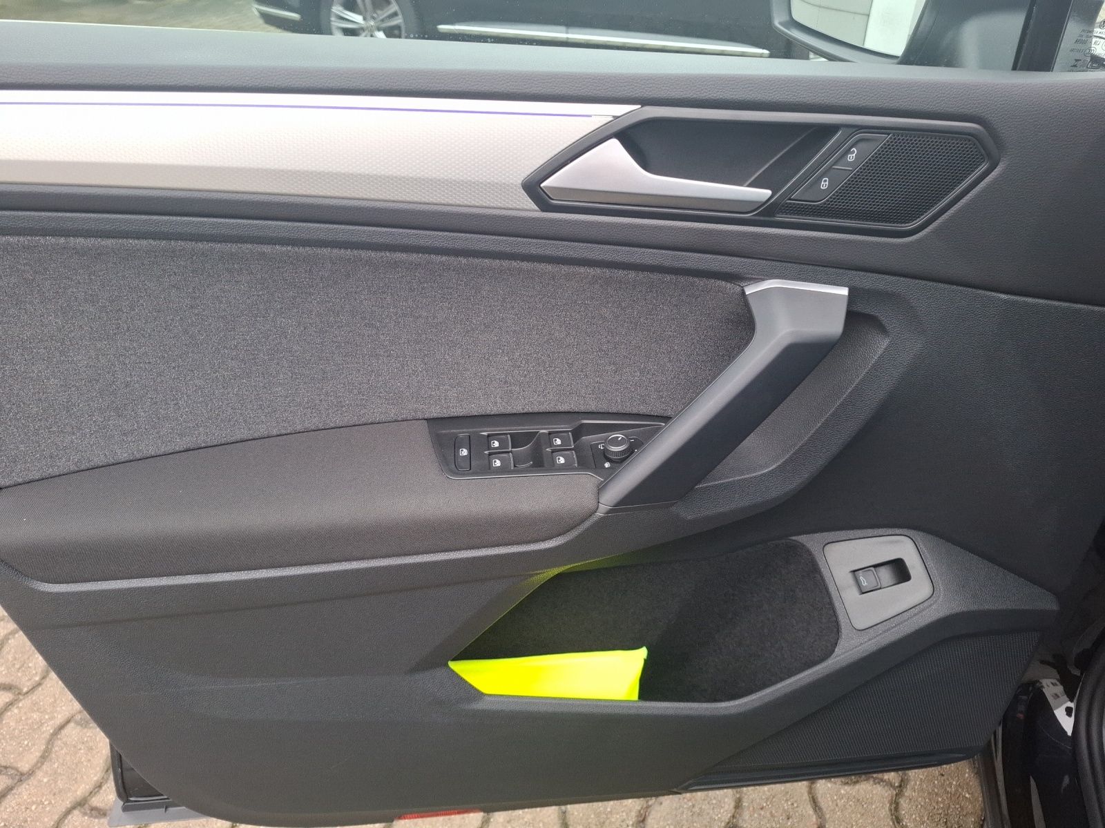 Fahrzeugabbildung Volkswagen Tiguan TDI Move LED ACC AHK SHZ PDC NAVI DAB 18"