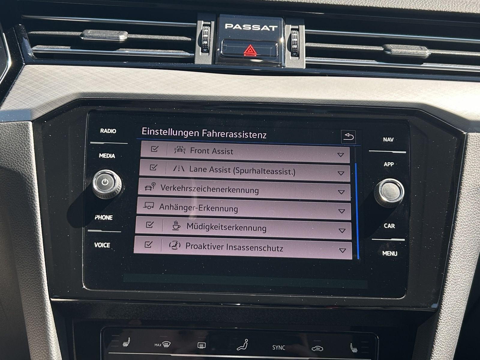Fahrzeugabbildung Volkswagen Passat Variant TDI Business DSG LED Navi ACC AHK