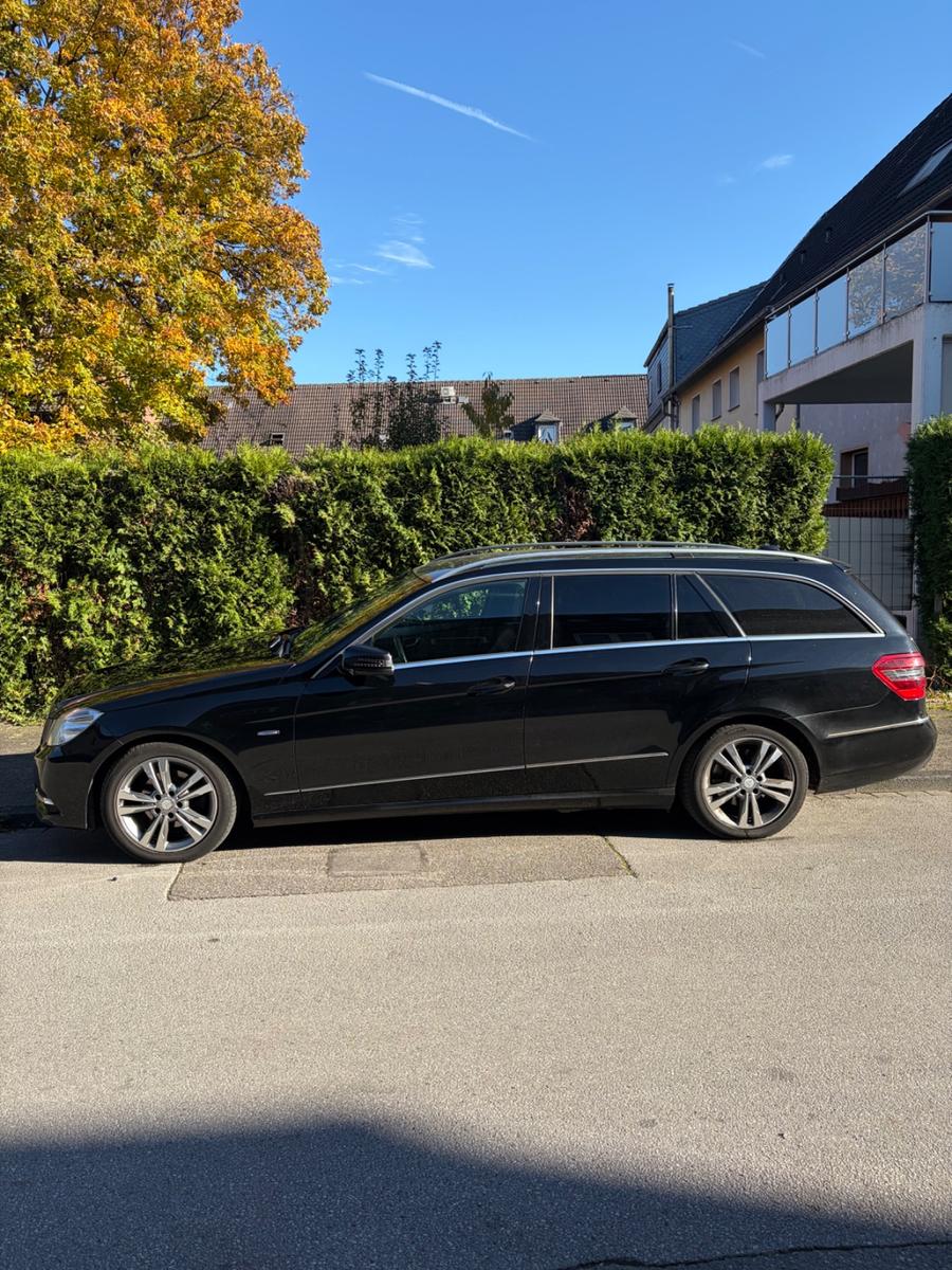 Mercedes-Benz E200 2011 — rear view