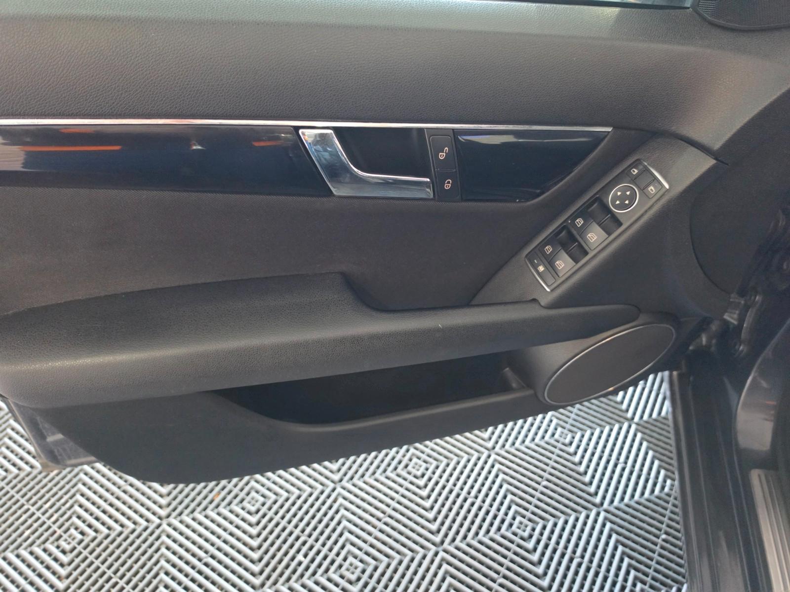 Mercedes-Benz C200 2010 — photo 7
