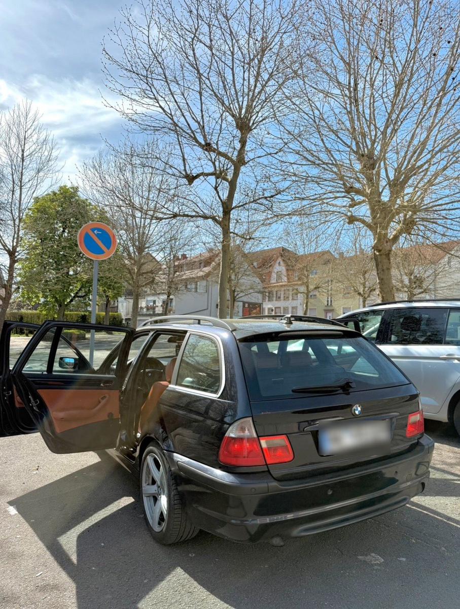 BMW 320 2004 — rear view