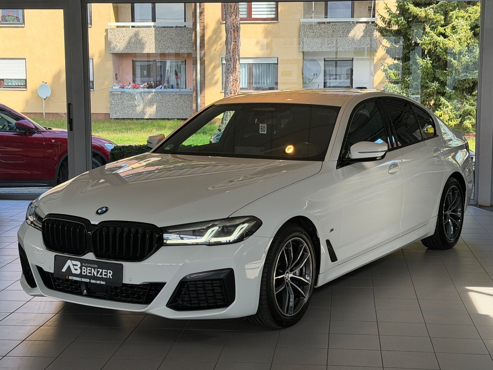 Fahrzeugabbildung BMW 530 d XDriveM Sport/M-PAKET/HARMAN-KARDON/AMBIE