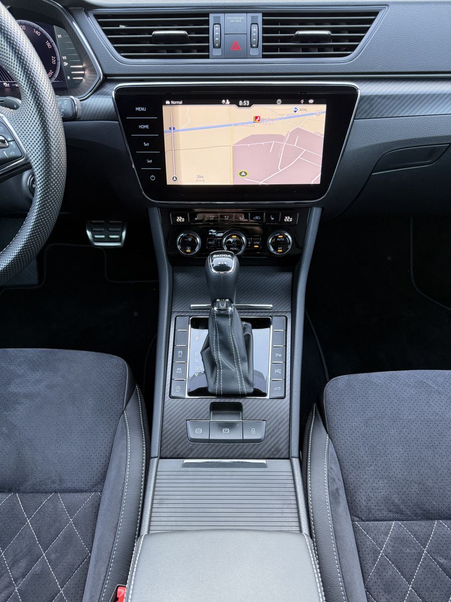 Fahrzeugabbildung SKODA Superb Combi Sportline 4x4 NAV+LED+AHK+360°+19ZO