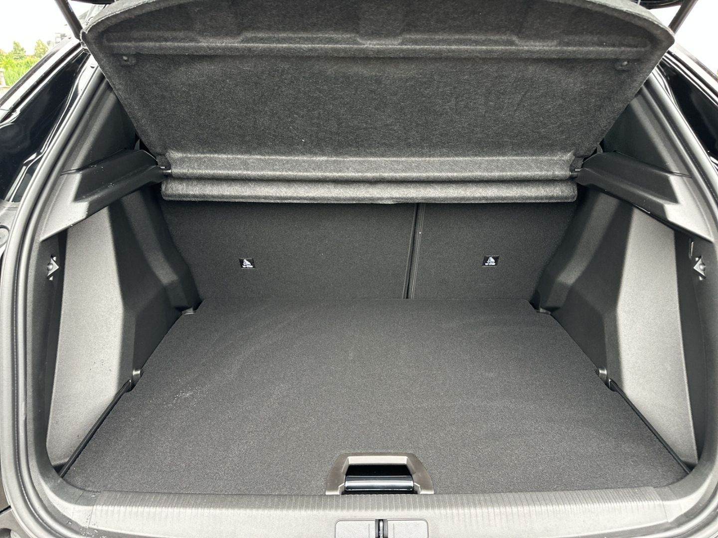 Fahrzeugabbildung Peugeot 2008 ALLURE HYBRID 145 e-DSC6 Navi LED ACC SHZ