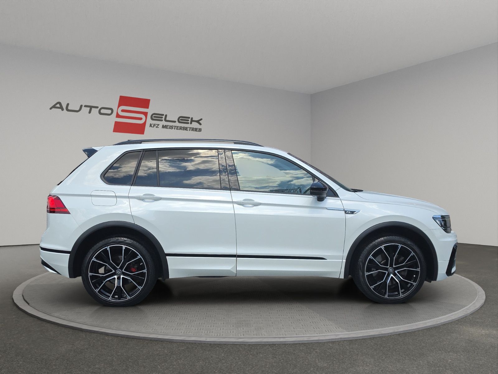 Fahrzeugabbildung Volkswagen Tiguan  R-LINE HiGHLiNE  4MOTION PANORAMA DACH