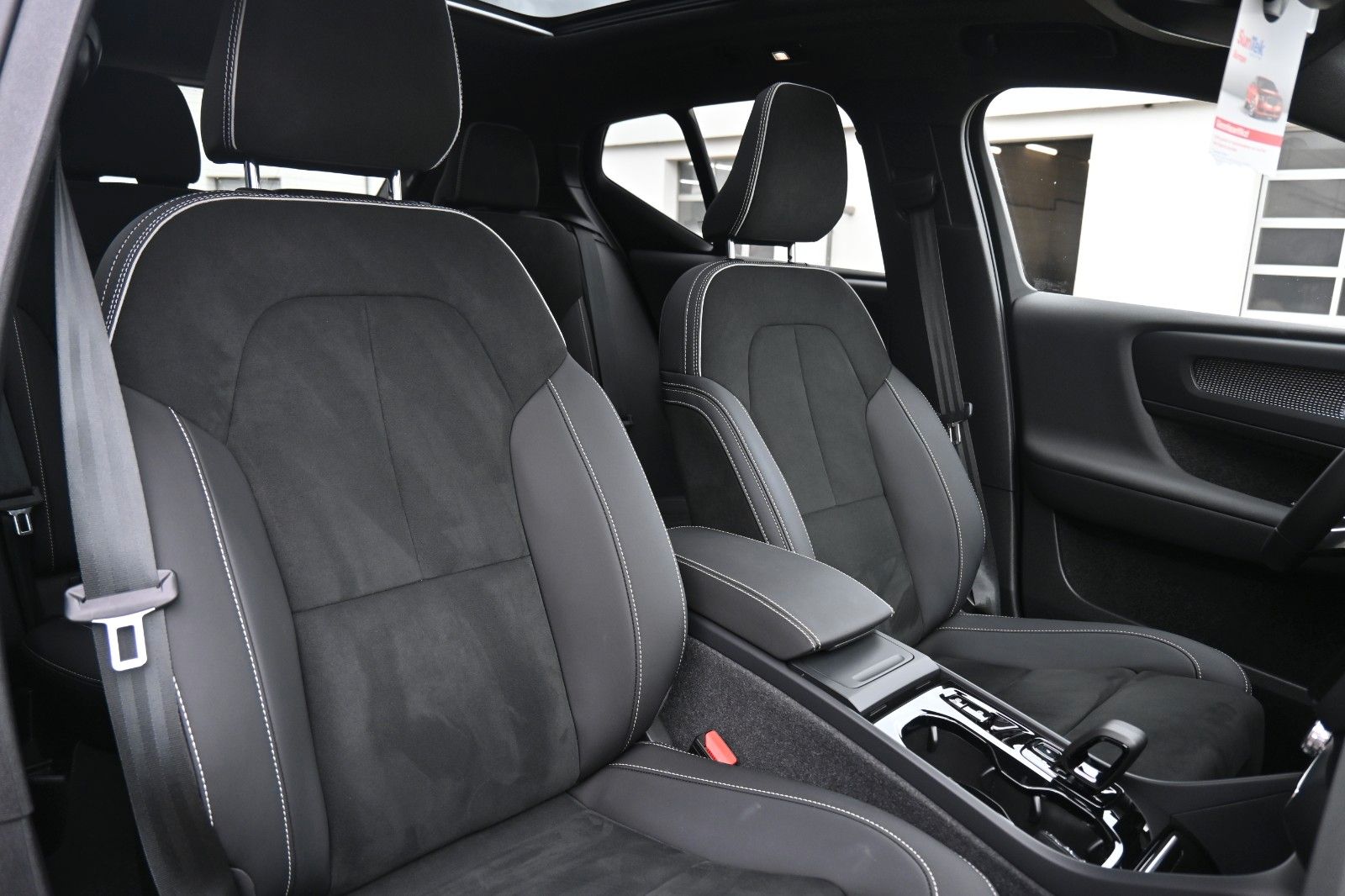 Fahrzeugabbildung Volvo XC40 B4 Ultimate Dark*PANO*STHZ*H&K*360*20"