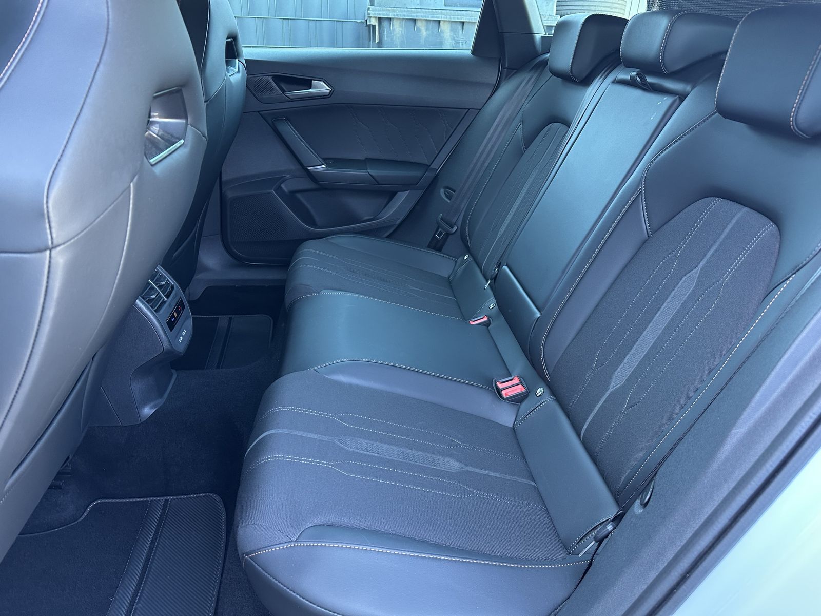 Fahrzeugabbildung CUPRA Leon SpT 2.0 TSI DSG VZ NAV+LED+ACC+VCOCK+LKRHZG