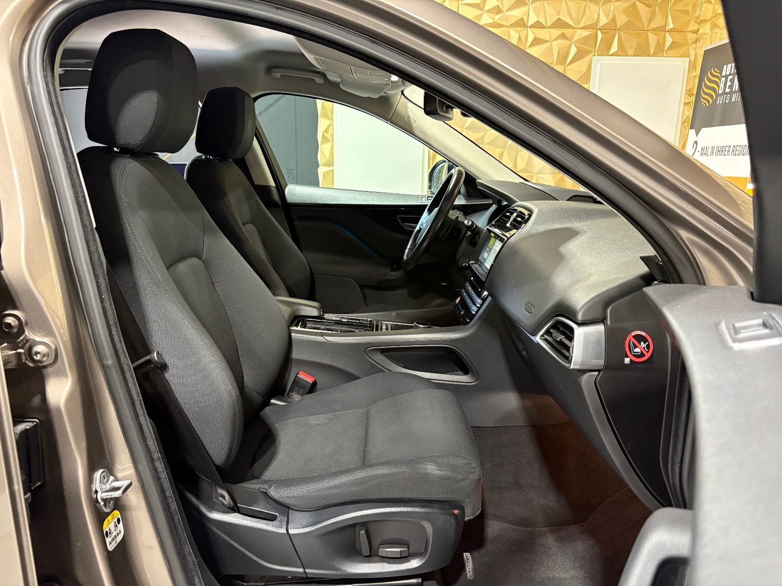 Fahrzeugabbildung Jaguar F-PACE Pure AWD/HEAD-UP/NAVI/PDC/SOUNDSYSTEM