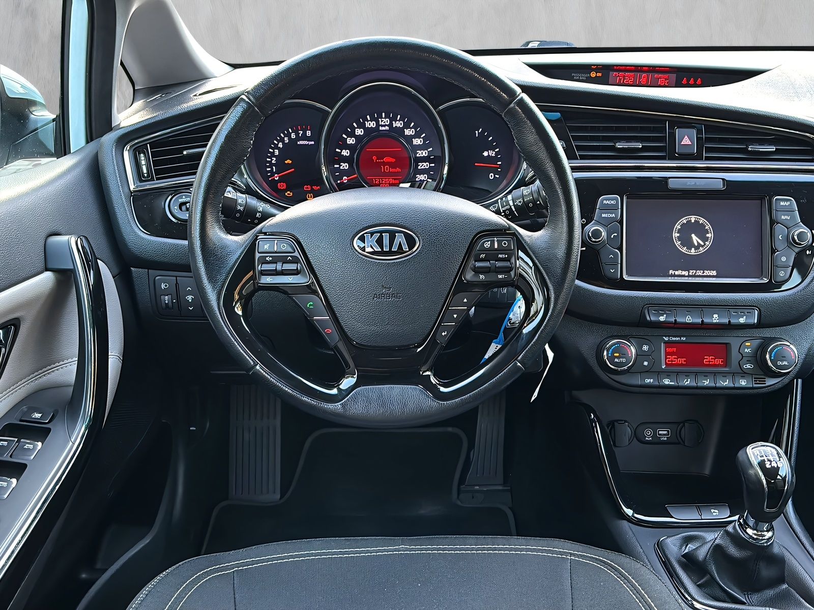 Fahrzeugabbildung Kia cee´d NAVI SITZHEIZ 2 x KLIMAAUT .TEMP. RF KAM