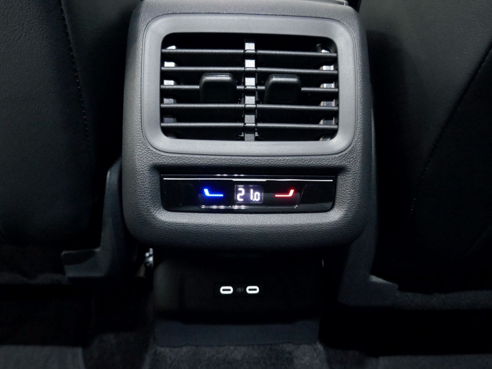 Fahrzeugabbildung Volkswagen T-Roc Style 1.5 eTSI DSG | LED AHK RFK ACC Navi