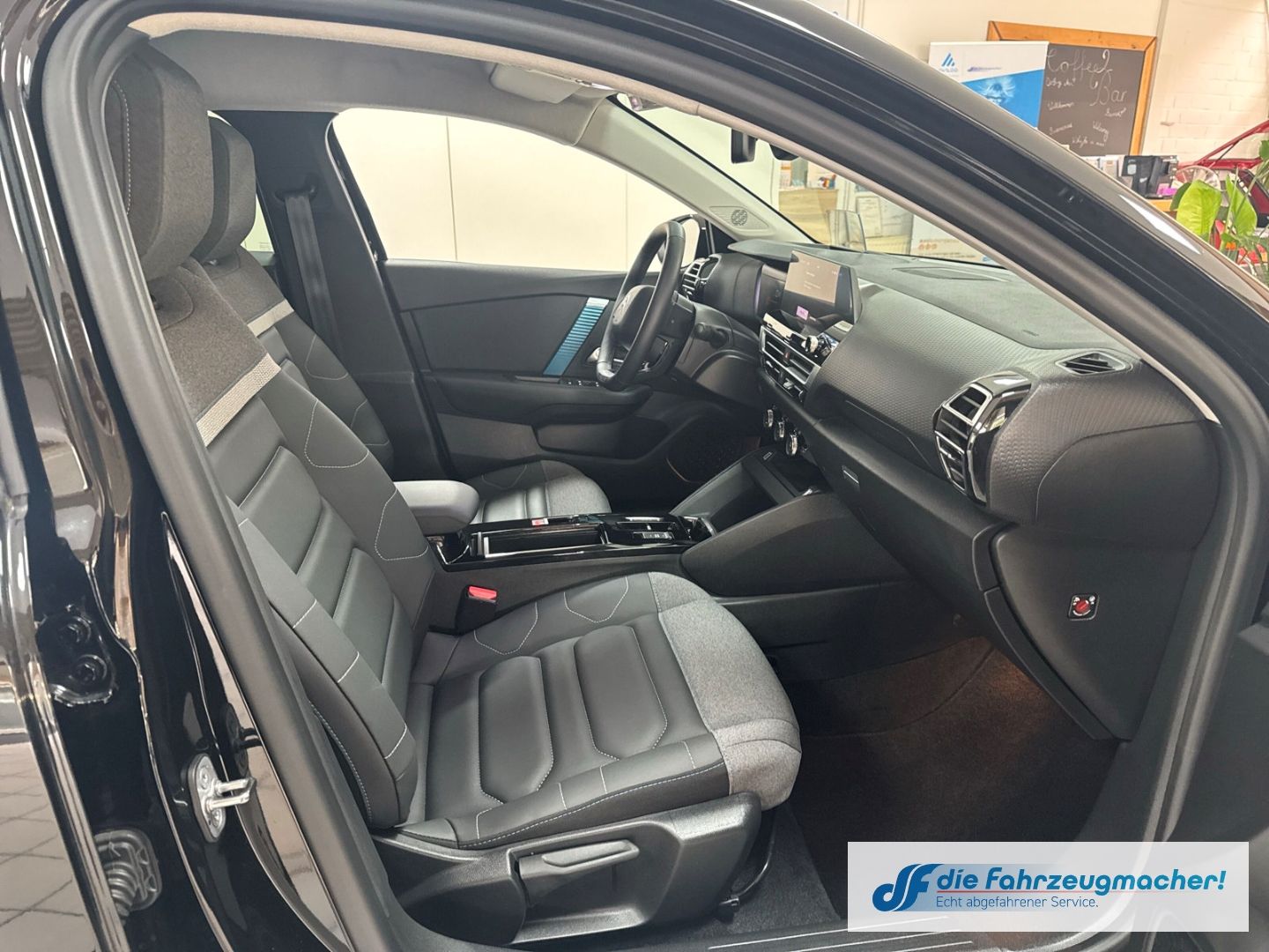Fahrzeugabbildung Citroën C4 X e- Shine HUD Navi Digitales Cockpit Soundsy
