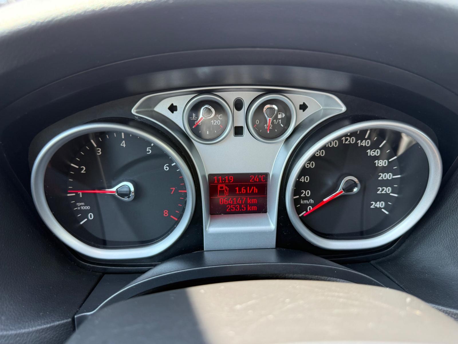 Ford Focus 2010 — photo 13