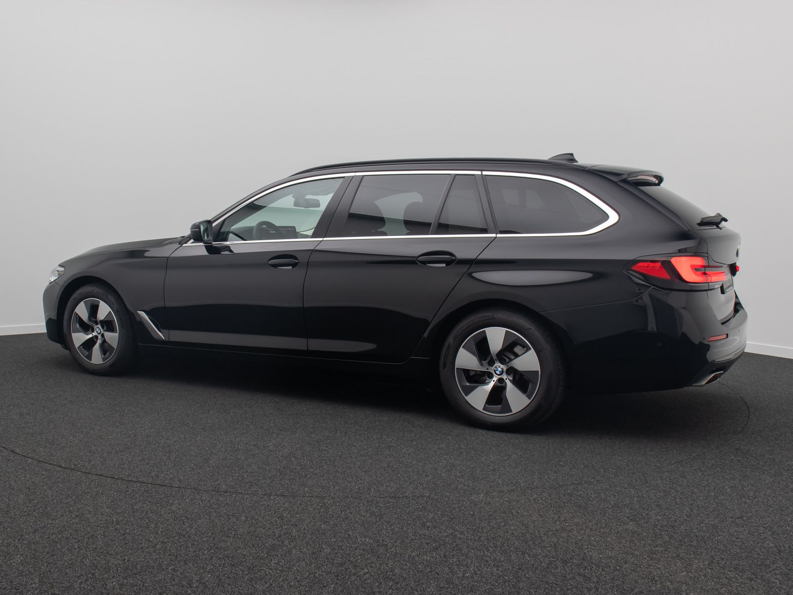 Fahrzeugabbildung BMW 520d ACC Alarm AHK Memory HUD DAB H/K Panorama