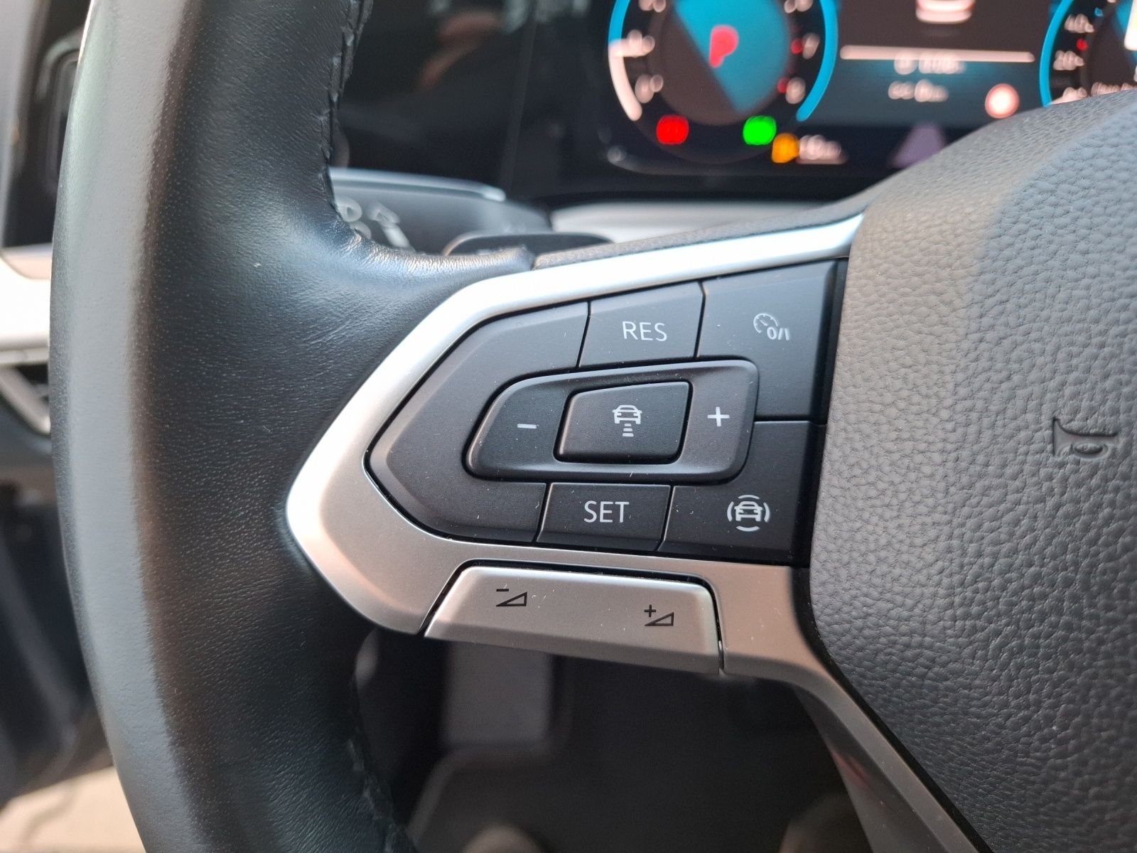 Fahrzeugabbildung Volkswagen Golf VIII Variant eTSI Life DSG LED AHK Navi AID