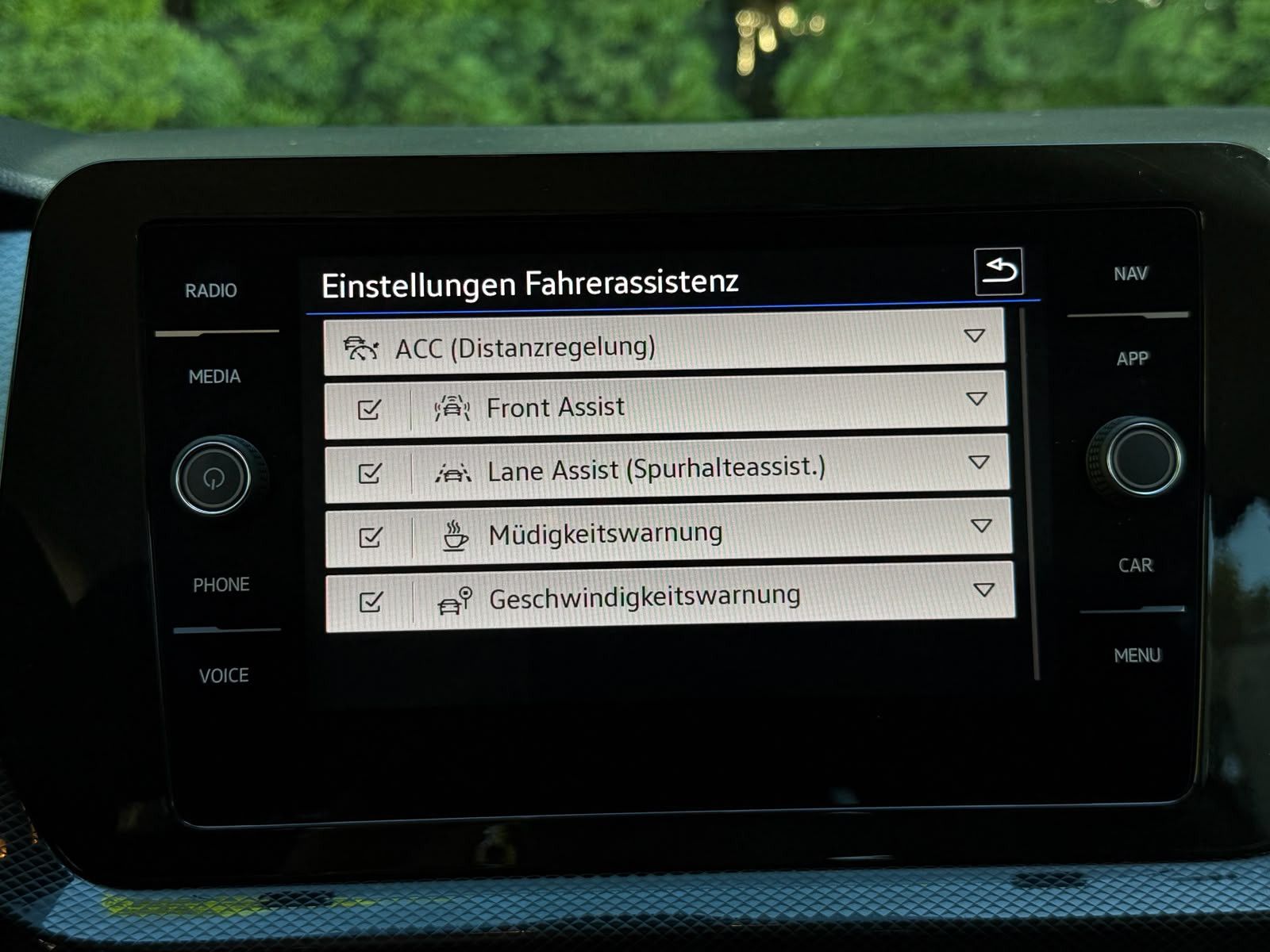 Fahrzeugabbildung Volkswagen T-Cross 1.0 TSI DSG Life LED+KAM+ACC+CARPL+SHZ+
