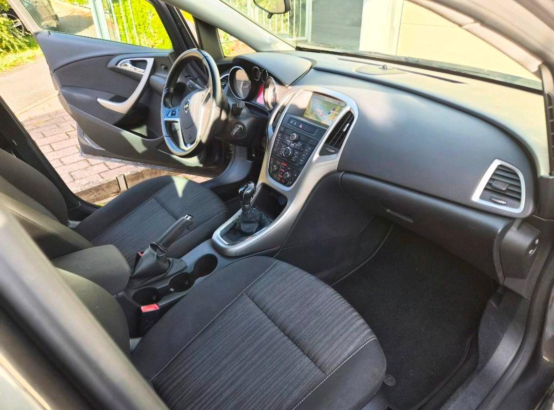 Opel Astra 2012 — photo 5