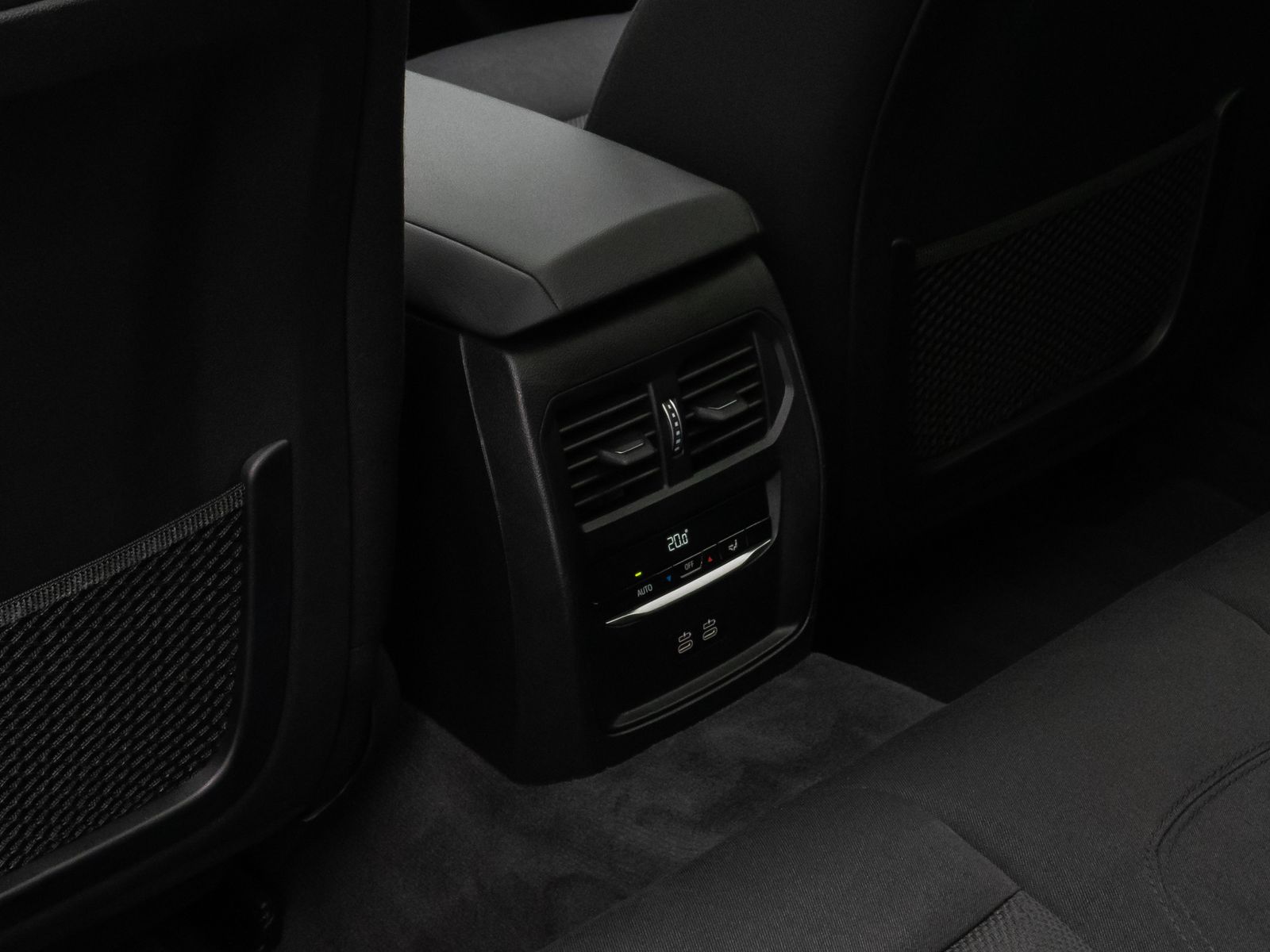 Fahrzeugabbildung BMW 320d xD Panorama DAB PDC Geschwindigkeitsreg LED