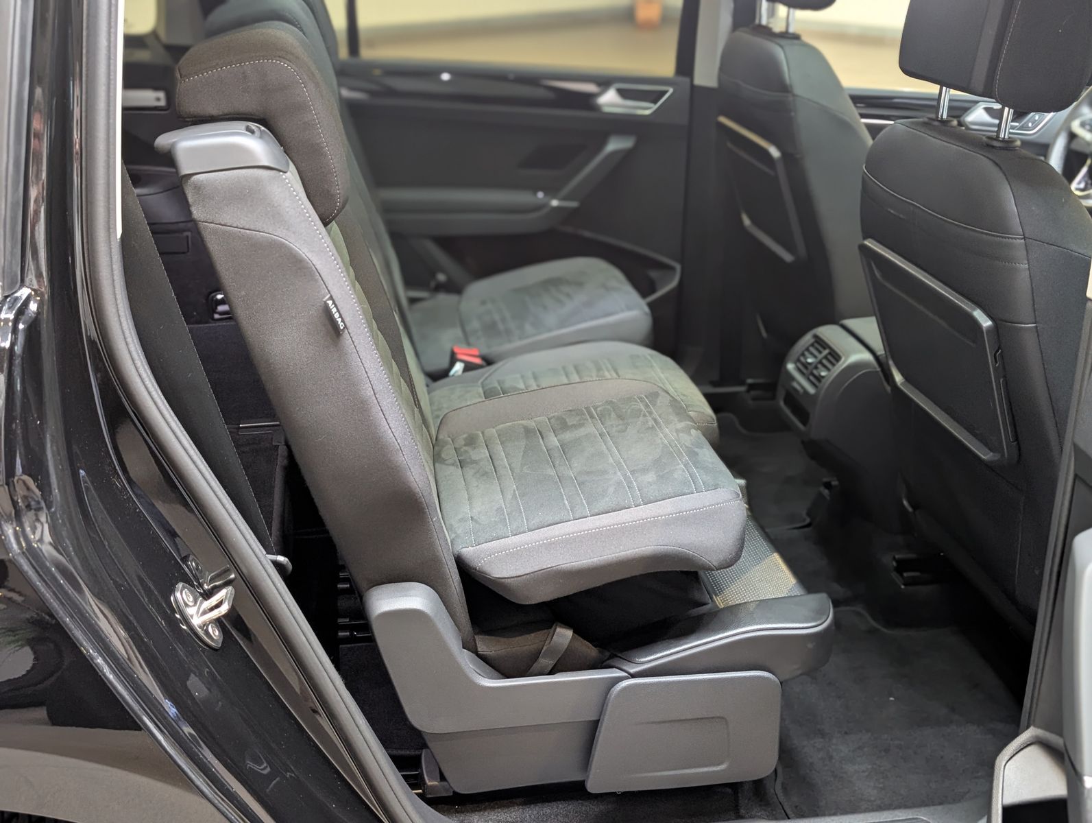 Fahrzeugabbildung Volkswagen Touran 2.0 DSG R-Line High. Pano 7-Si IQ.Dri AHK