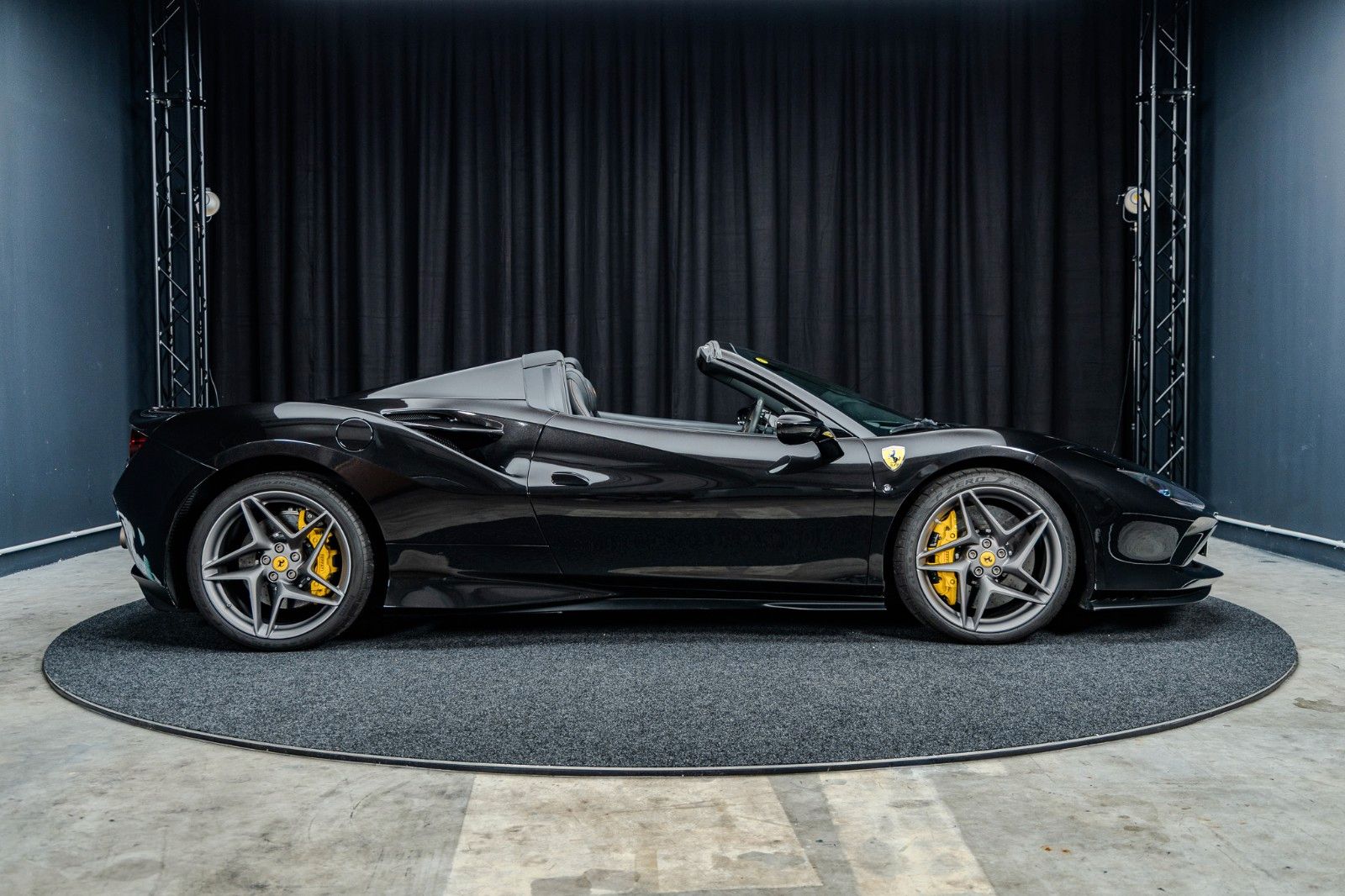Fahrzeugabbildung Ferrari F8 Spider + Nero Daytona + Carbon + Lift + Garan