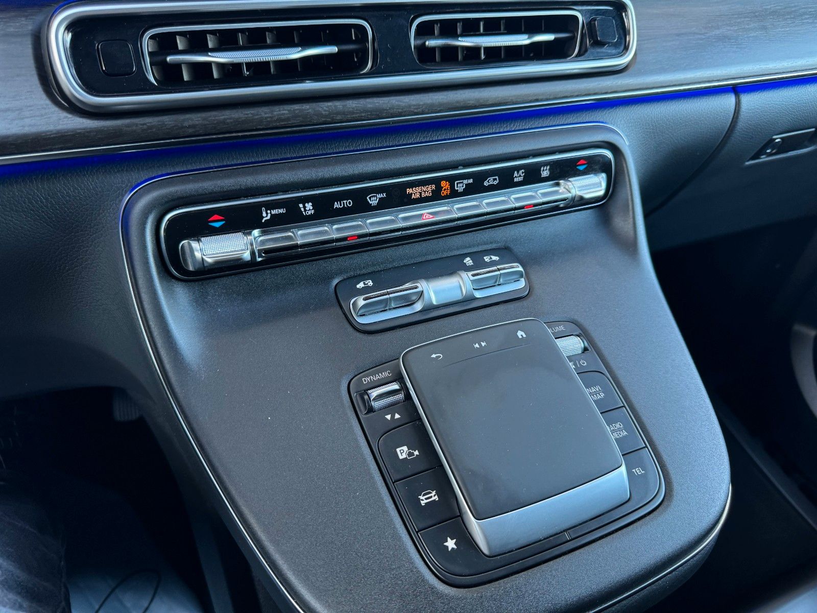 Fahrzeugabbildung Mercedes-Benz V 300 d 4MATIC AVA Extral AHK DISTRONIC Standh