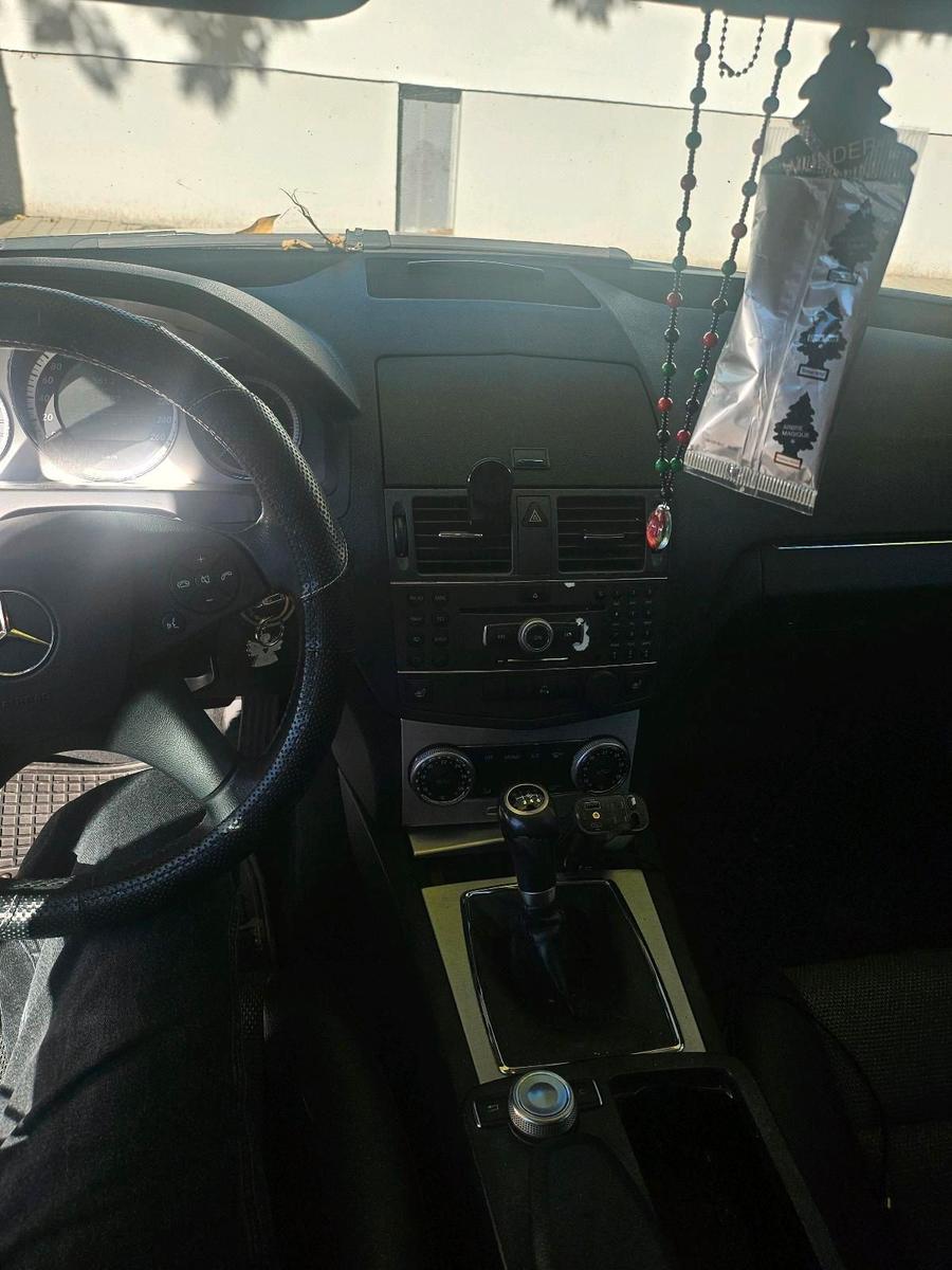 Mercedes-Benz C200 2010 — photo 9