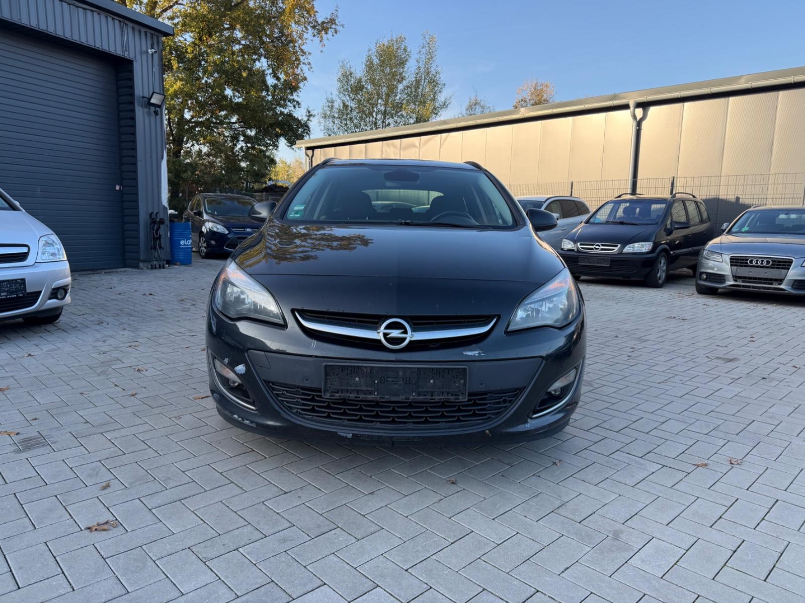 Opel Astra 2013 — interior
