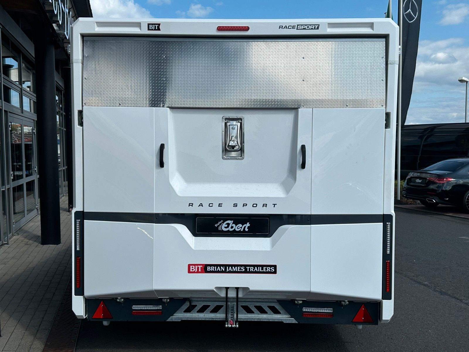 Fahrzeugabbildung Brian James Race Sport / Länge: 5,03 m / 3.000 kg