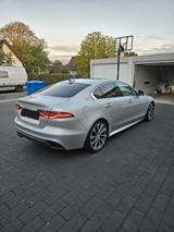 Jaguar XE 20d HSE  - silberne Jaguar XE