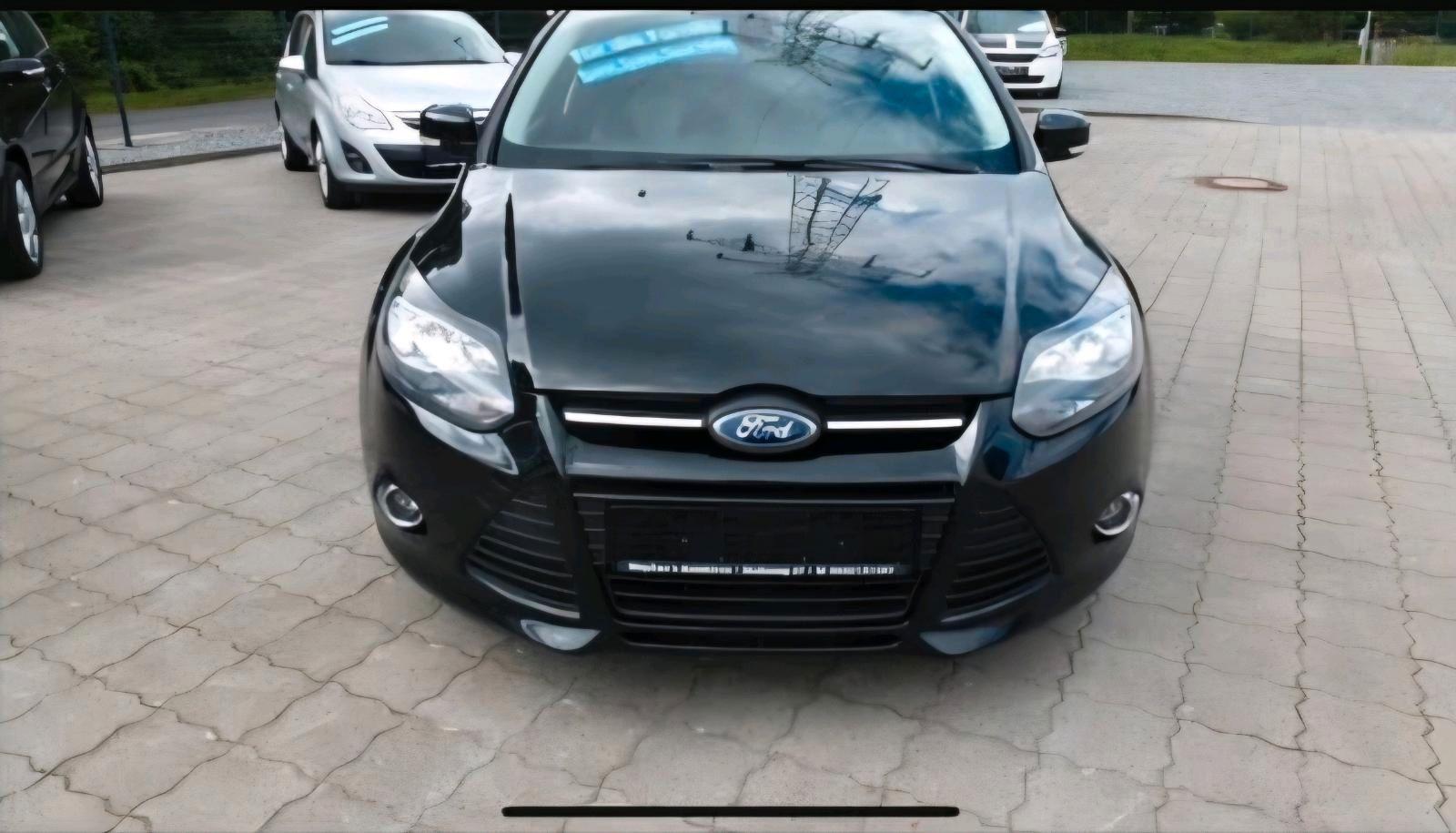 Ford Focus 2012 — rear view