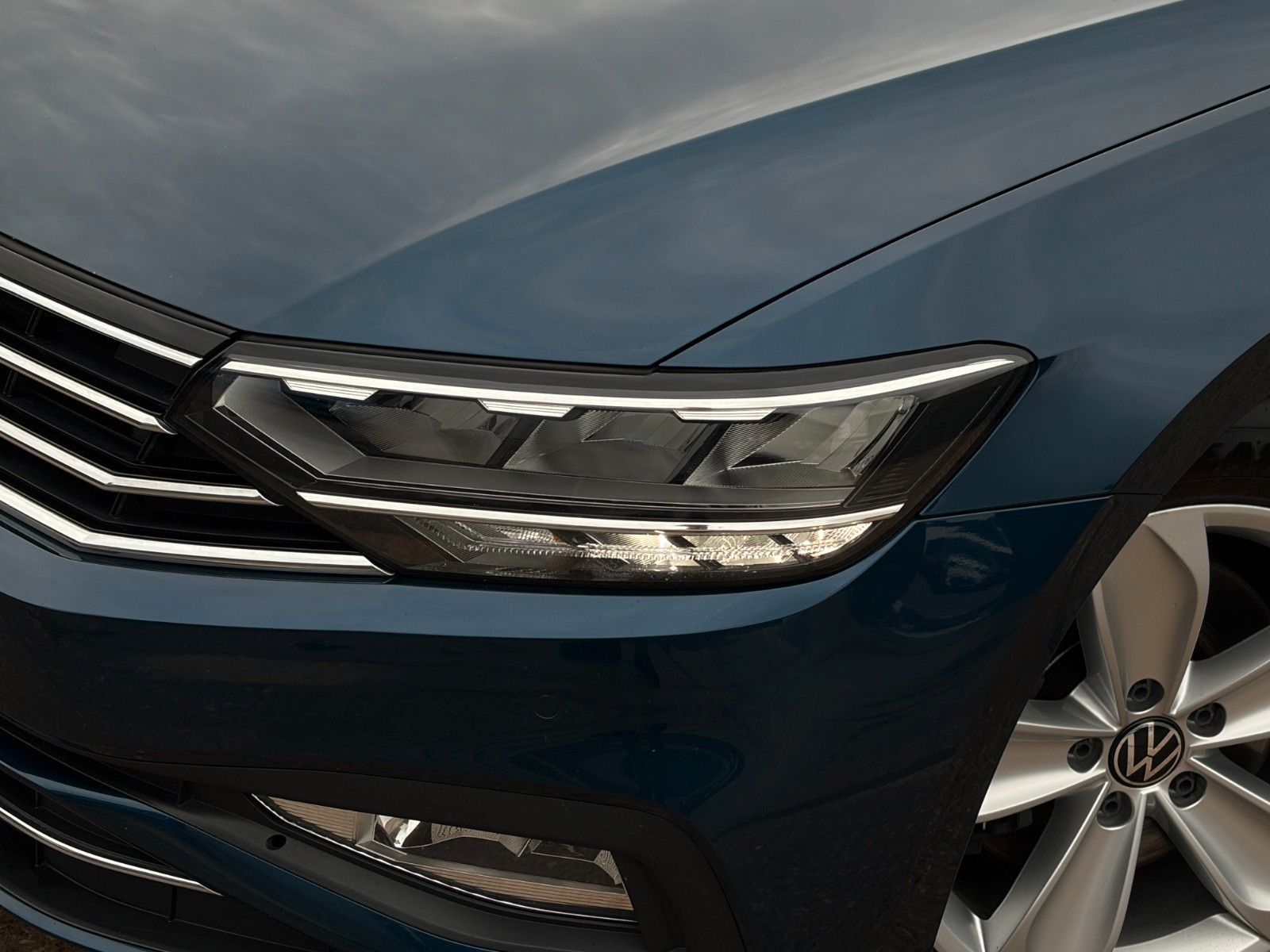 Fahrzeugabbildung Volkswagen Passat Variant 2.0 TSI Buisness Kamera LED ACC