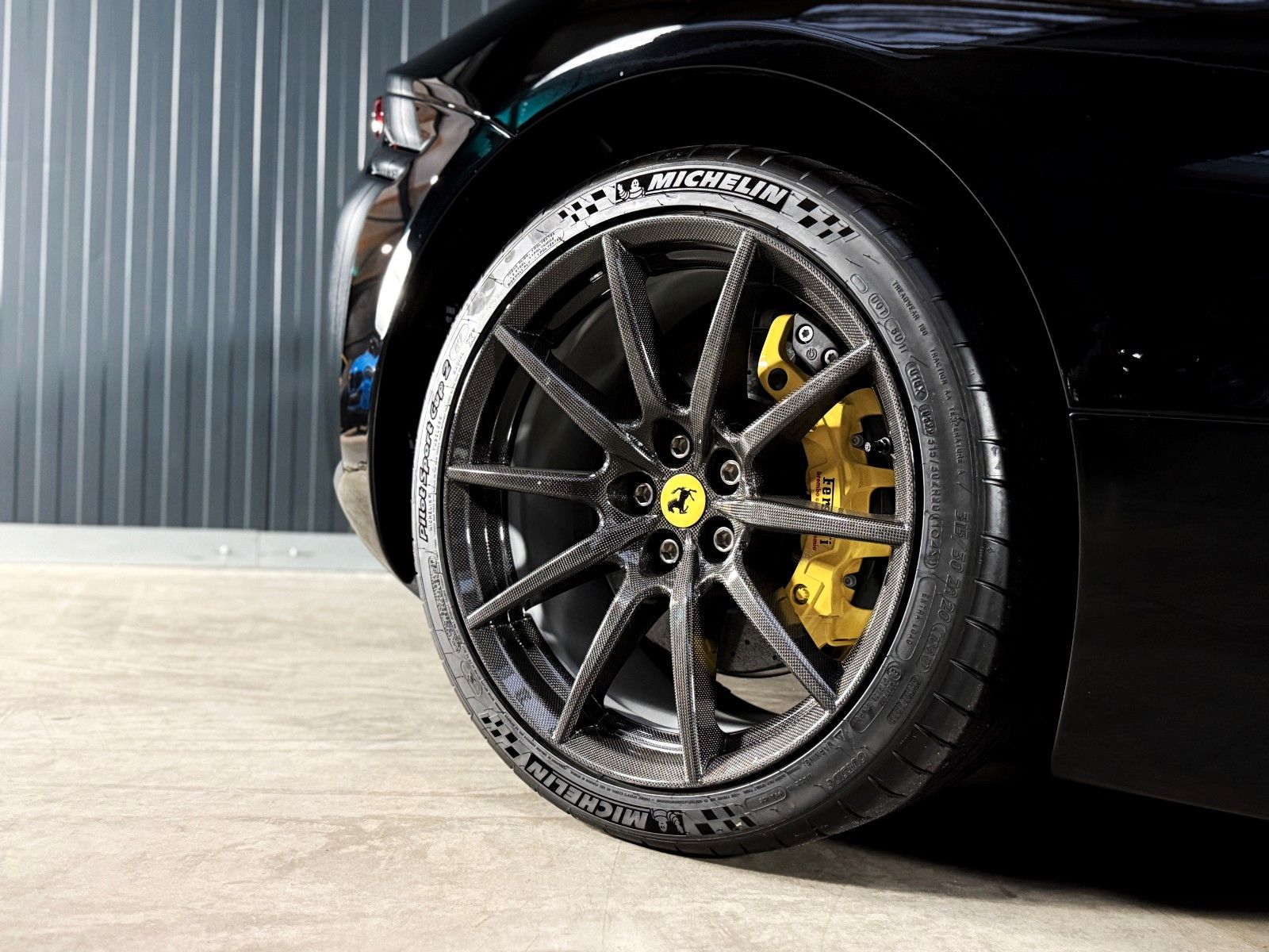 Fahrzeugabbildung Ferrari SF90 Spider + Vollcarbon + Lift + NeroDS1250