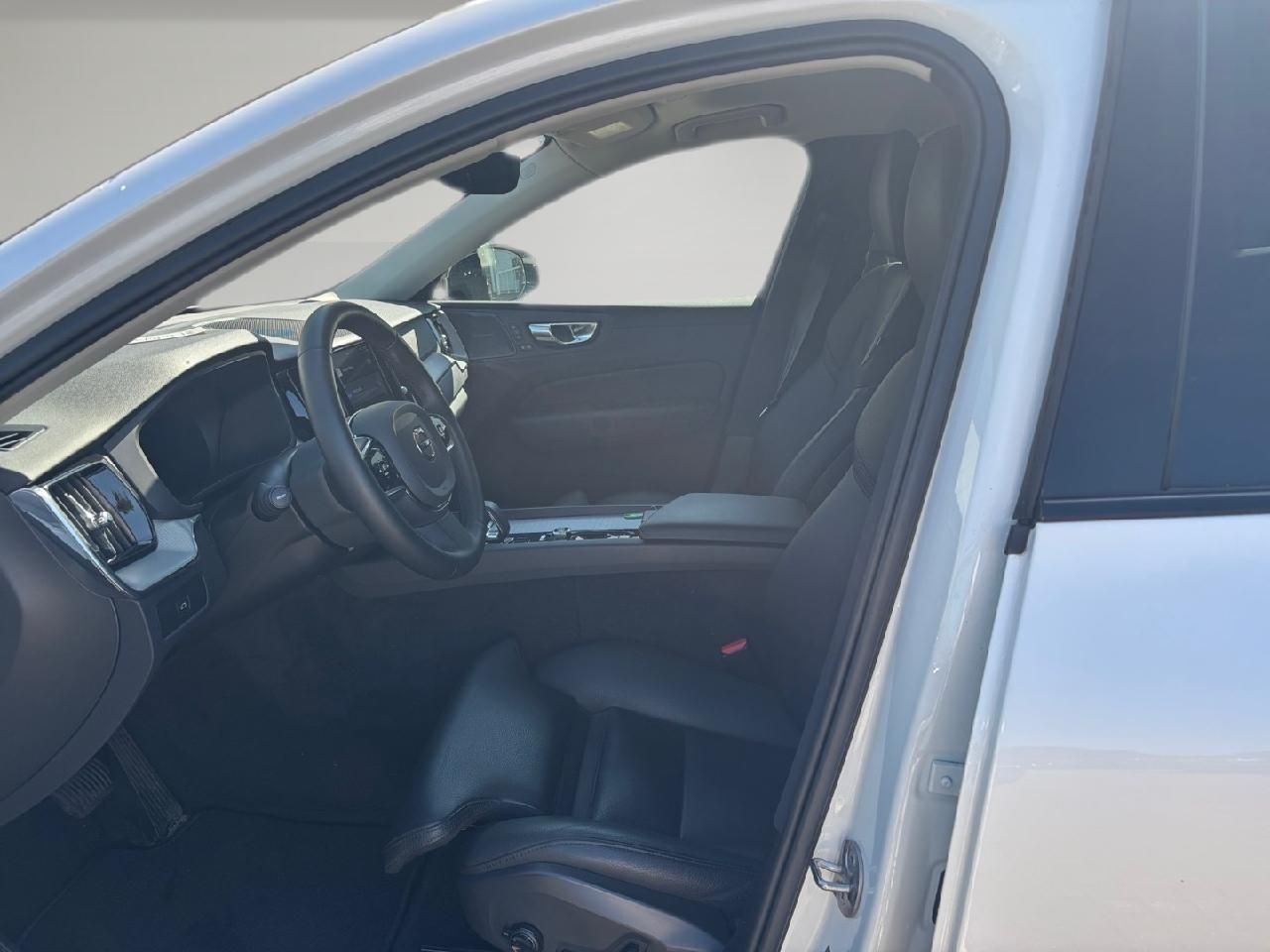Fahrzeugabbildung Volvo XC60 B4 Benzin Plus Dark 2WD