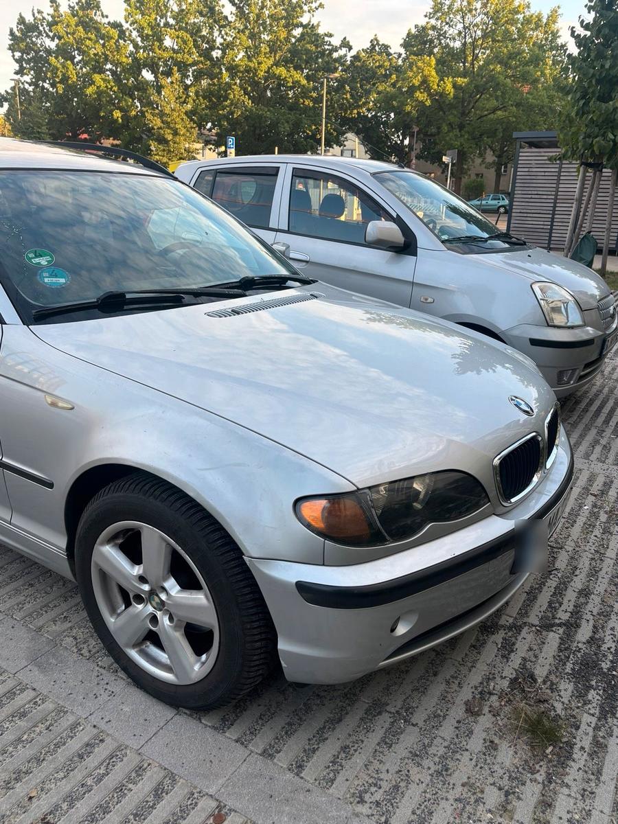 BMW 318 2004 — interior
