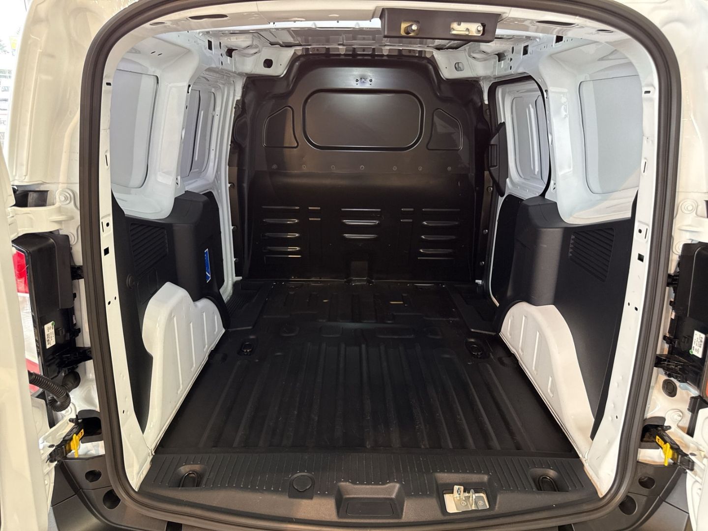 Fahrzeugabbildung Ford Transit Courier Trend Apple CarPlay Android Auto