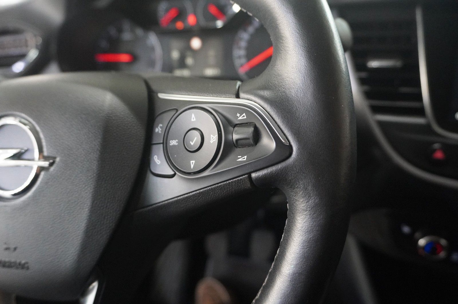 Fahrzeugabbildung Opel Crossland X 1.2 NAVI/LED/SHZ/LHZ/ALU/TEMPOMAT