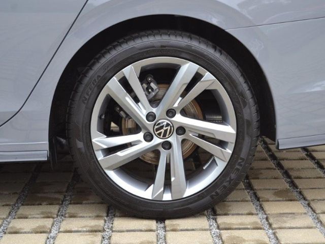 Golf VIII Variant 1.5 TSI R-Line AHK/LED/17-ZOLL