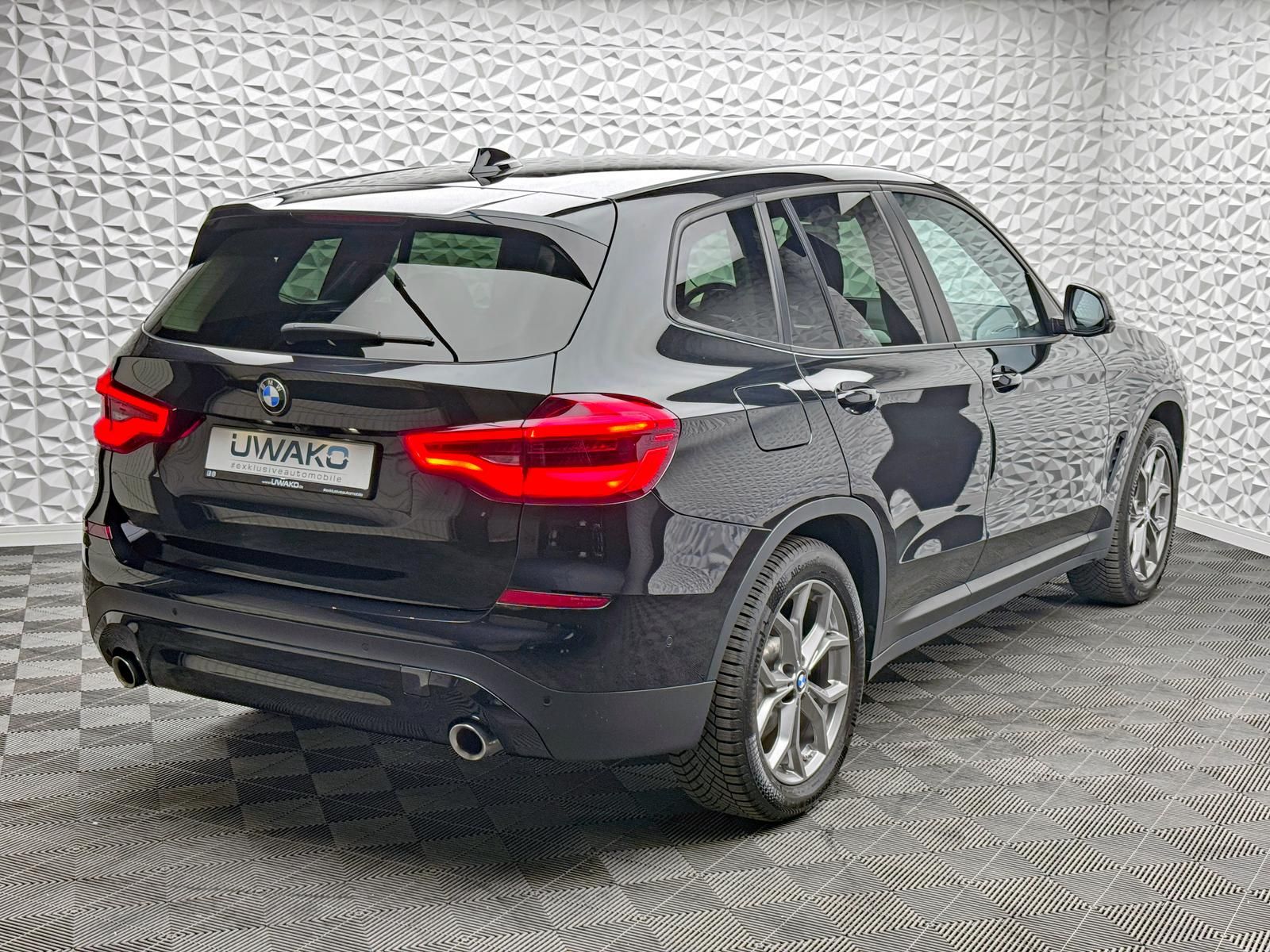 Fahrzeugabbildung BMW xDRIVE20i/ADVANTAGE/ACC/LED/LIVECP/HUD/KEYL/360°