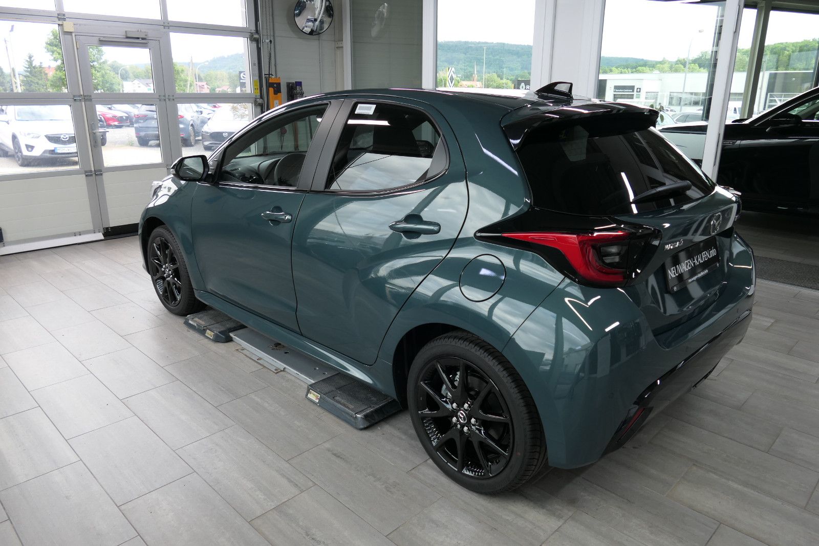 Mazda 2 Hybrid CVT HOMURA 2026 in Fern Green imagem 3