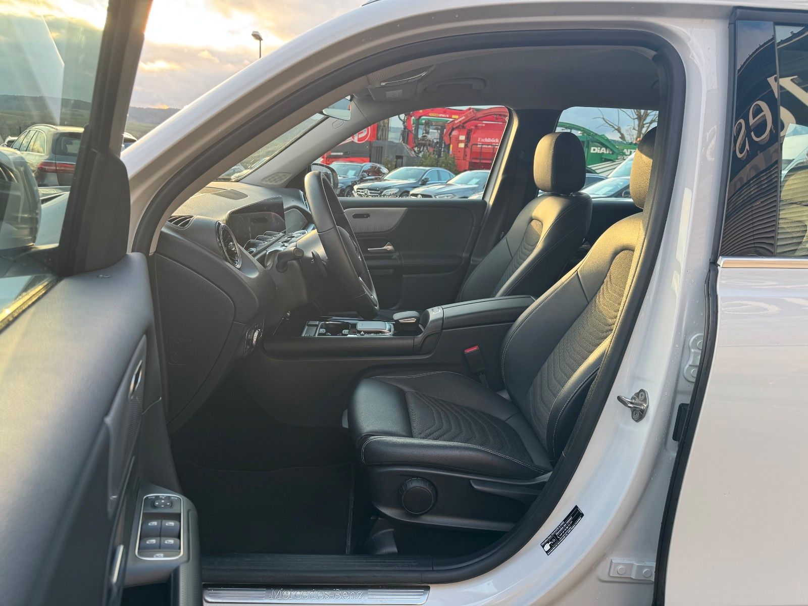 Fahrzeugabbildung Mercedes-Benz GLB 200 4M Style+StandH+Distr+RKamera+Augment